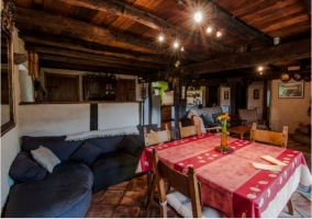 comedor de piedra y madera de la casa rural