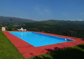 Piscina rectangular con vistas del paisaje