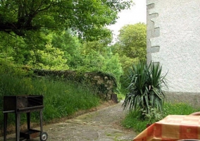 Jardín con barbacoa
