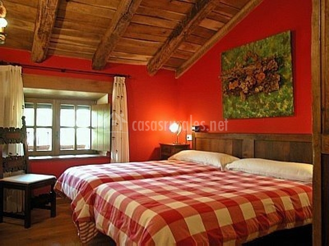 Casa etxeberria en oscoz/oskotz (navarra) Silla de madera antigua para porches