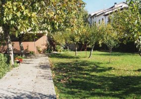 Vistas de los exteriores con jardines