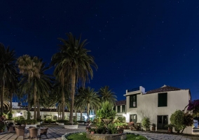 El hotel por la noche con el cielo lleno de estrellas