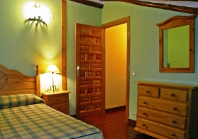 Dormitorio con cama grande