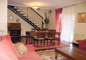 Salón con sofás de madera