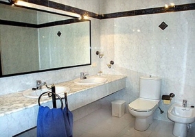Salón-comedor con piano de pared