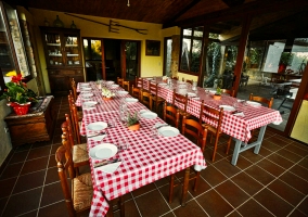 comedor con varias mesas