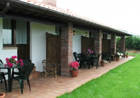 Sala de estar que comunica con la cocina y la lavadora