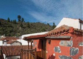 Sala de estar con frontal de piedra y detalles de madera