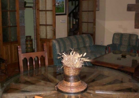 Salón comedor con mesa a partir de rueda tradicional