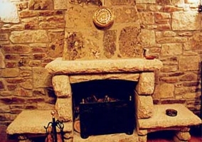 Salón con chimenea frente a la mesa