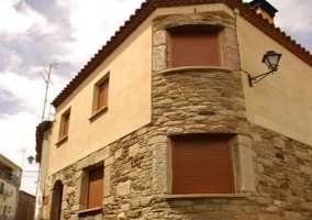 Vistas de la fachada de piedra con ventanas