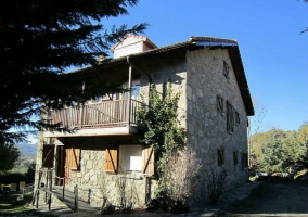 Casa de piedra con balcón