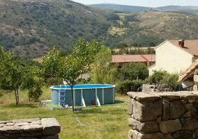 Piscina con muros de piedra