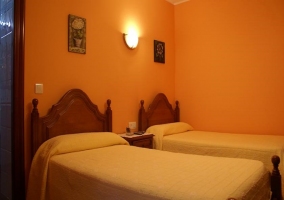 Dormitorio con dos camas