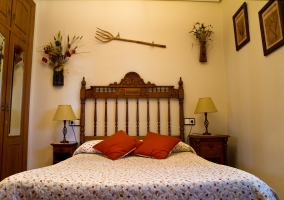 Dormitorio cama doble y cabecero de madera