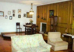 Sala de estar con chimenea y cuadros