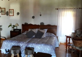 Dormitorio con cama matrimonial de la casa rural