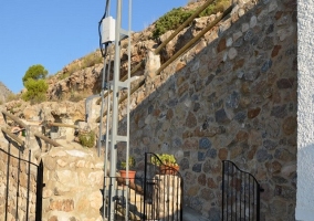 Salón con chimenea y escaleras al fondo