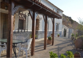 Vistas de la terraza de la casa con sillas y mesa