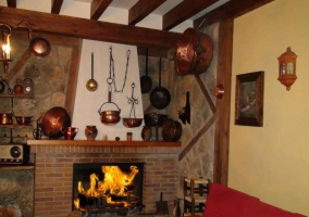 Sala compartida con chimenea