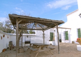 Cenador con mesa de madera