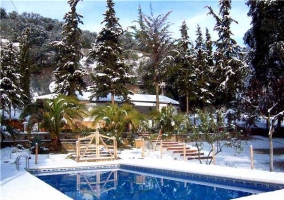 Piscina nevada de casa rural