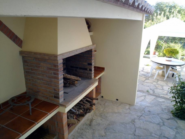 Barbacoa techada de piedra