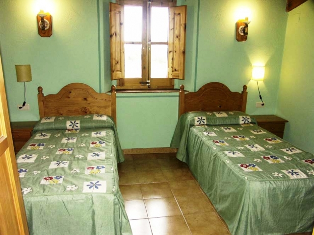 Dormitorio con dos camas individuales. Verde