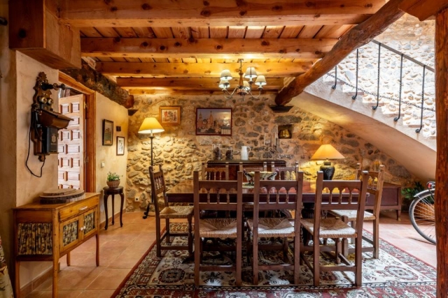 Mesa de comedor de madera