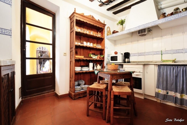 Cocina amplia con mesa 