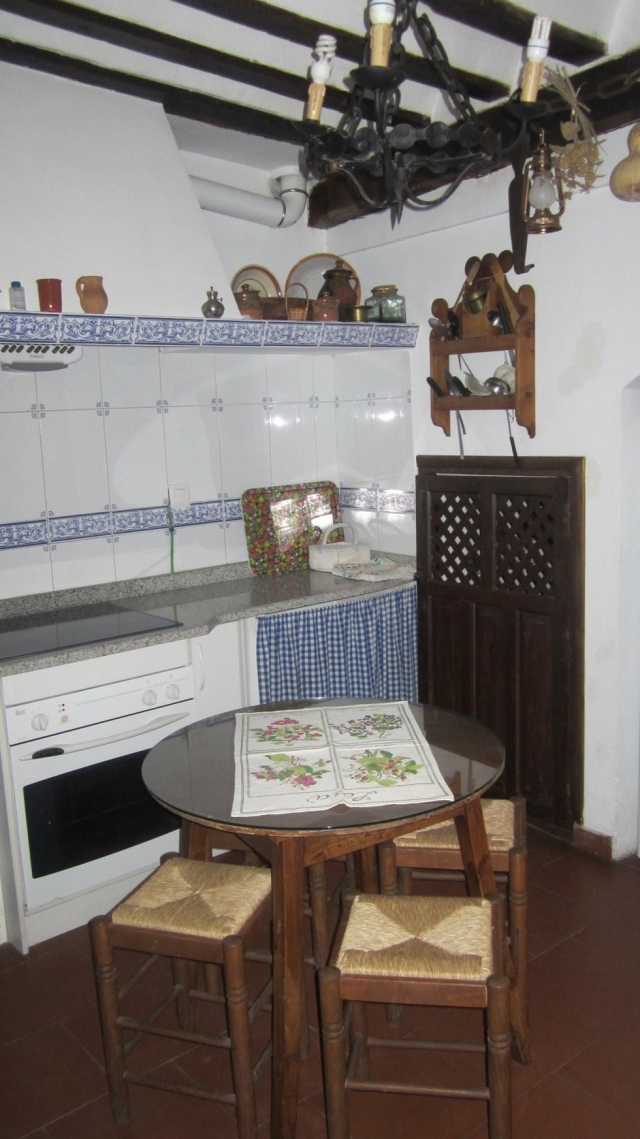 Cocina con mesa redonda
