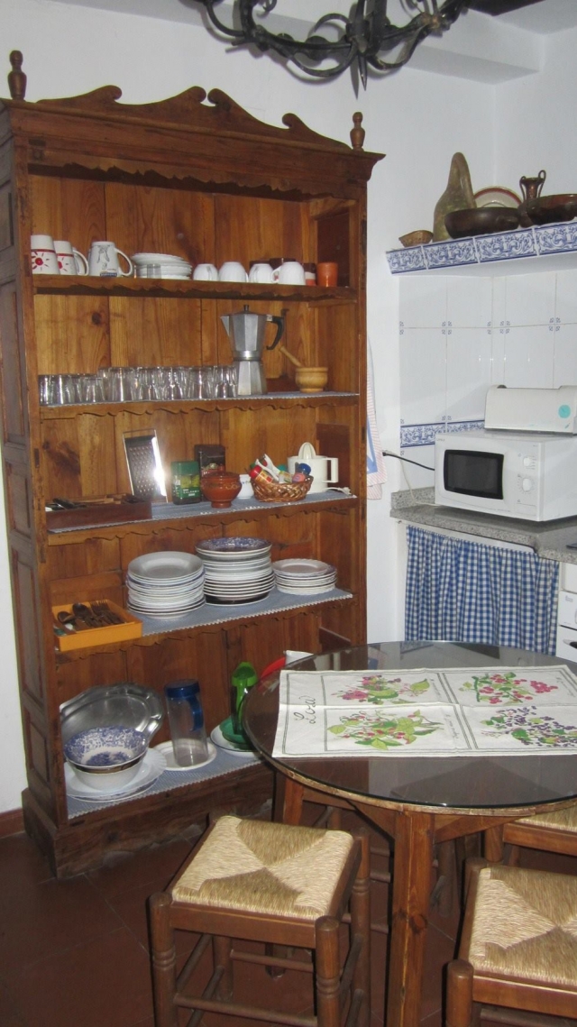 Cocina y una mesa 