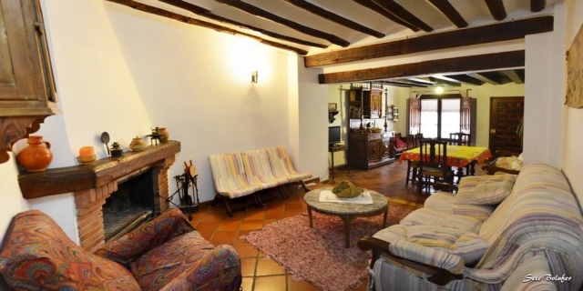 Sala amplia con chimenea 