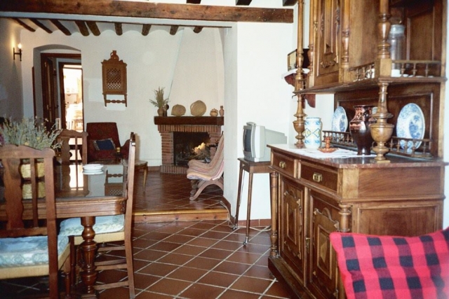 Sala de estar con mesa 