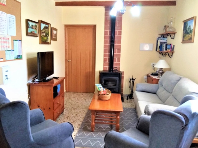 Sala amplia con chimenea