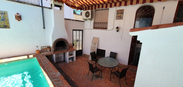 Acceso a zona de barbacoa