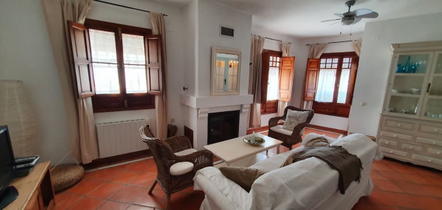Sala amplia con chimenea