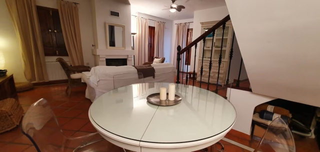 Sala amplia con mesa 