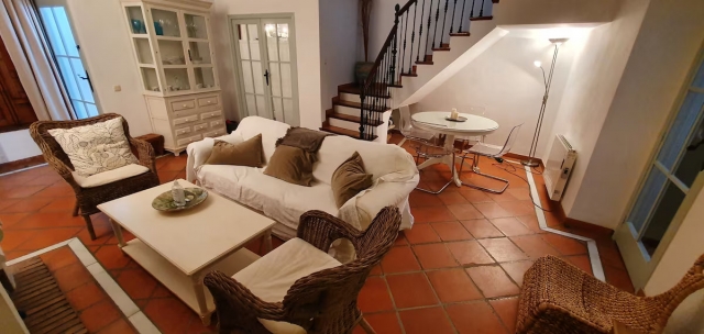 Sala amplia con sillones 