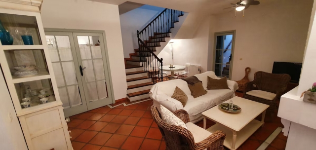 Sala amplia con escaleras