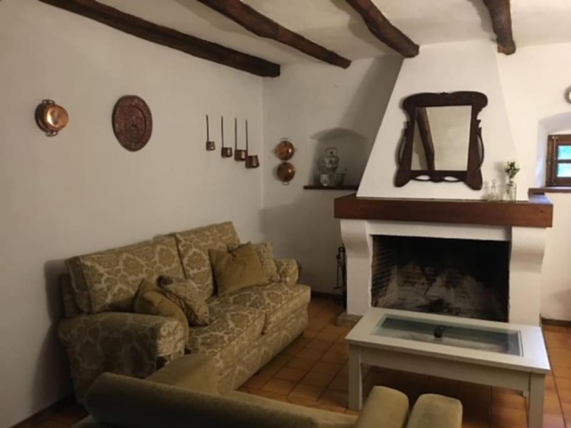 Sala amplia con chimenea