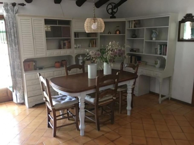 Sala amplia con su mesa