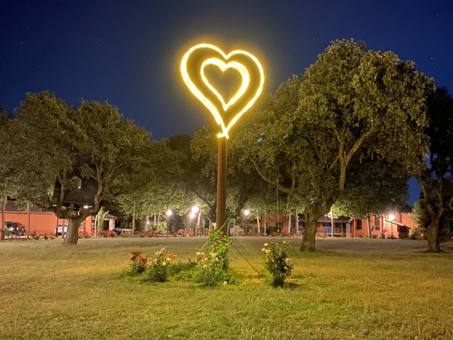 Fachada de piedra y puerta de madera