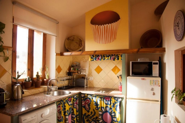 Cocina amplia con ventana