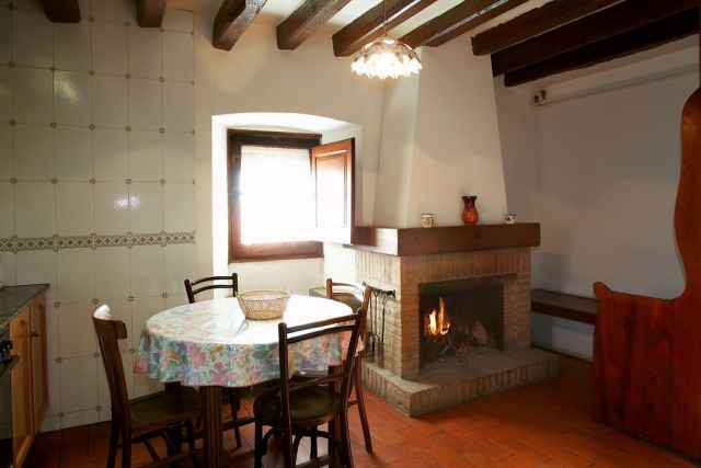 Cocina con chimenea