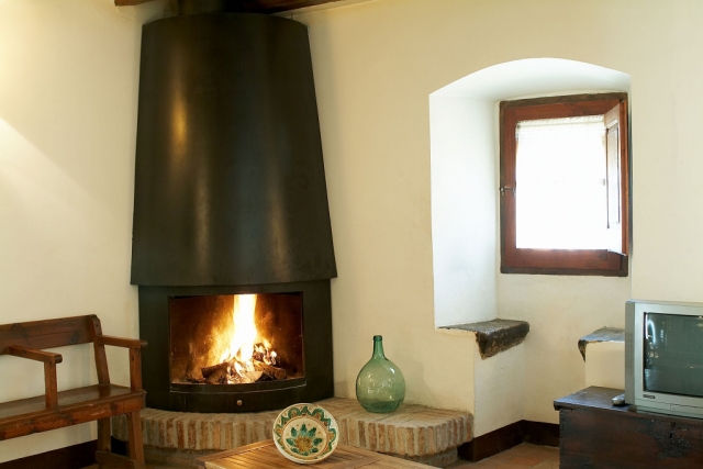 Sala amplia con chimenea