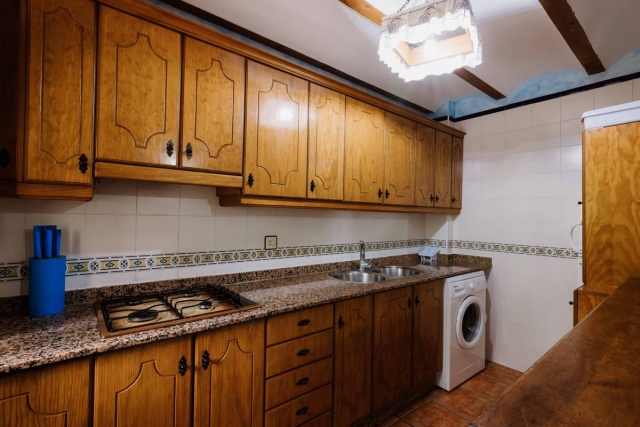Cocina con armarios 