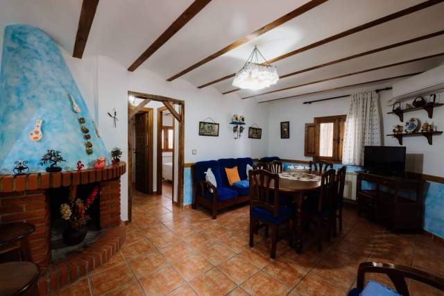 Sala amplia con chimenea 