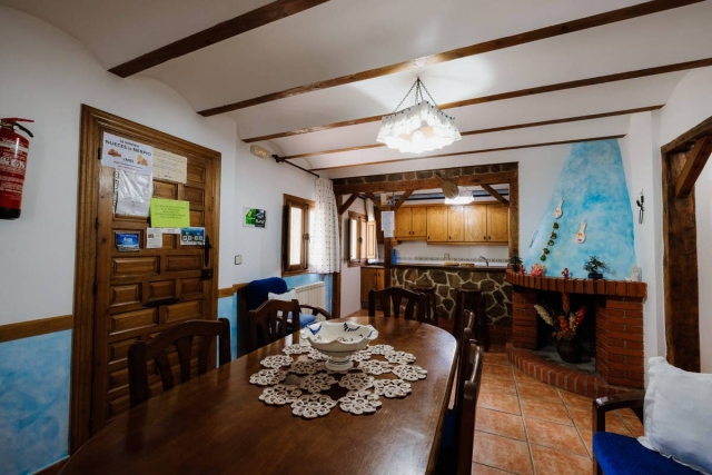 Sala amplia con mesa 