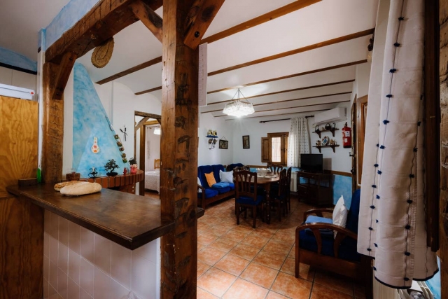 Sala amplia con mesa 